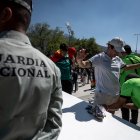 Aficionados de Bolivia fueron requisados, previo al partido de repechaje para la Copa Mundial 2026 entre Bolivia y Surinam en el estadio BBVA en Guadalupe (México).