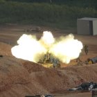 Una unidad de artillería israelí desplegada en la frontera entre Israel y Líbano bombardea objetivos al otro lado de la frontera en Líbano, al norte de Israel.