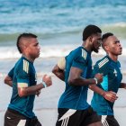 Miller Bolaños (i) entrenó ya a la par de sus compañeros en las tres últimas jornadas. Fue el más requerido.