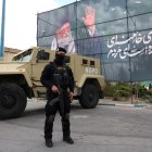 Un miembro de las fuerzas de seguridad iraníes monta guardia junto a una pancarta en honor al exlíder supremo iraní Ali Khamenei, en Teherán, Irán, el 30 de marzo de 2026.