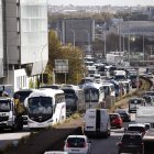 Conductores de camiones y autobuses ralentizan el tráfico contra el aumento de los precios del combustible en París, Francia, el 30 de marzo de 2026.