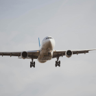 Referencial. Avión militar estadounidense en maniobra, tras el cierre del espacio aéreo español.