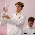 Jannik Sinner celebra su título en Miami tras una final interrumpida por la lluvia, consolidando su gran momento en el circuito ATP.