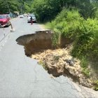 La vía de dos carriles por la grave situación ha sido cerrada y apenas un carril esta abierto para el paso de vehículos