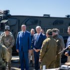 José Antonio Kast (c), hablando con integrantes de Carabineros en la comuna de Ercilla, región de la Araucanía (Chile).