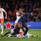 Eindhoven (Netherlands), 31/03/2026.- Quinten Timber of the Netherlands (L) in action against Moises Calcedo of Ecuador during the international friendly soccer match between the Netherlands and Ecuador in Eindhoven, the Netherlands, 31 March 2026. (Futbol, Amistoso, Países Bajos; Holanda) EFE/EPA/ROBIN VAN LONKHUIJSEN