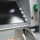 Referencial. Un usuario realiza una transacción en un cajero automático, en medio de los ajustes de horarios bancarios por el feriado de Semana Santa en Ecuador.