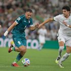 Ali Alhamadi (i) de Irak disputa el balón con Efrain Morales de Bolivia, en un partido de repechaje para la Copa Mundial 2026 entre Irak y Bolivia en el estadio BBVA en Guadalupe (México).