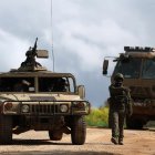 Soldados israelíes con sus vehículos militares se reúnen en una posición no revelada cerca de la frontera entre Israel y Líbano, este lunes 30 de marzo de 2026.