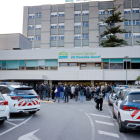 Periodistas y curiosos se congregaron en el Hospital Sant Camil tras la eutanasia de Noelia Castillo, joven de 25 años de Barcelona.
