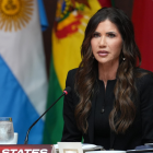 Kristi Noem enfrenta polémica tras la difusión de imágenes privadas de su esposo Bryon.