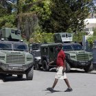 Integrantes de las Fuerzas Armadas de Haití custodian con carros blindados la oficina del Primer Ministro en Puerto Príncipe (Haití), en una fotografía de archivo.