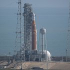 Fotografía cedida por la NASA donde se muestra el cohete del Sistema de Lanzamiento Espacial (SLS) y la nave espacial Orion de la misión Artemis II durante la carga de combustible este miércoles en el Complejo de Lanzamiento 39B del Centro Espacial Kennedy en Cabo Cañaveral, Florida (EE.UU.).