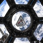 La misión Artemis II despegó con éxito desde Florida con cuatro astronautas a bordo, incluida Christina Koch, la primera mujer en una tripulación rumbo a la órbita lunar.