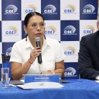 La presidenta del CNE, Diana Atamaint, y el vicepresidente del organismo, Enrique Pita, han sido cuestionados por la decisión de cambiar la fecha de las elecciones seccionales.