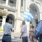 Ciudadanos permanecen en los exteriores del Municipio de Guayaquil durante el allanamiento ejecutado por la Fiscalía, en el marco de una investigación por presunta falsificación de documentos.