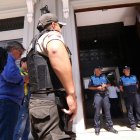 Oficiales de la Policía Nacional ingresaron al municipio como parte de un procedimiento.