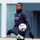 Willian Pacho en el entrenamiento de PSG, previo al duelo de Champions League.
