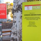 En el centro de Viena, Austria, se puede ver un cartel colocado por la ciudad de Viena con el mensaje "Bienvenidos al Parque Hermann Gmeiner".