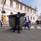 El arrastre de banderas se realiza desde la casa del prioste hasta llegar a la iglesia matriz del cantón