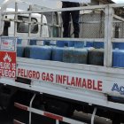 El conductor transportaba 76 cilindros de gas en Quito.