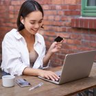 Las contraseñas son las llaves de acceso a su vida digital. Por eso, deben ser fuertes, confidenciales y, sobre todo, difíciles de adivinar.