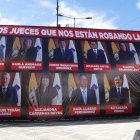 Los rostros y nombres de los siete jueces de la Corte Constitucional se colocaron en dos grandes pancartas en la av. Patria, antes de la marcha de Daniel Noboa.