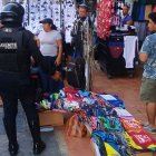 Agentes metropolitanos de control desalojaron a los comerciantes informales de las aceras en las cercanías del Mercado Central, en Guayaquil.