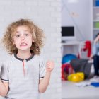 La ausencia de límites claros, junto con la cultura de la inmediatez, está debilitando la tolerancia a la frustración y favoreciendo conflictos constantes entre padres e hijos.