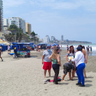 Referencial.Turistas disfrutan de la playa en Salinas, uno de los destinos más concurridos durante el reciente feriado.