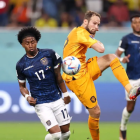 Angelo Preciado disputa un balón dividido frente a la marca de Daley Blind