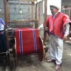 Nancy y José Sisa son los únicos que tejen la vestimenta indígena en Chibuleo San Francisco, sur de Ambato.