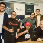 New Jerson en la firma de contrato en Universal Music Colombia.