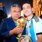 El presidente de AFE, Claudio Tapia (i) y el entrenador Lionel Scaloni (d) se reunieron en Buenos Aires