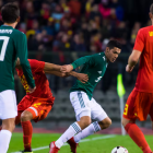 Raúl Jiménez intenta desbordar la defensa belga bajo la atenta mirada de Thomas Vermaelen