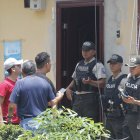 Agentes policiales acudieron al inmueble en el que hallaron al sociólogo y periodista Jorge Cuesta, en Sauces 6, norte de Guayaquil.