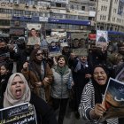 Familiares de presos palestinos portaban pancartas y coreaban consignas durante una manifestación en Nablus, ciudad de Cisjordania ocupada por Israel, el 31 de marzo de 2026.