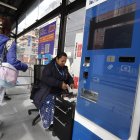 En todas las paradas del Trole ya se colocó los lectores de tarjetas y las máquinas para colocar el monto exacto del pasaje.