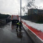 Los bomberos realizaron labores para evacuar el agua lluvia acumulada en la Ruta Viva.