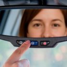 En una emergencia se debe presionar el botón rojo, nexo con la plataforma OnStar.