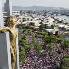 Cada año, cientos de ecuatorianos se congregan en la plaza donde se erige el Monumento a la Fe del Cristo del Consuelo, uno de los principales puntos de encuentro de esta manifestación religiosa.