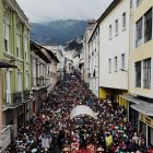 Fieles acompañan la procesión de Jesús del Gran Poder en el Centro Histórico de Quito durante el Viernes Santo.