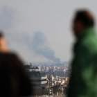 Se observa una columna de humo tras un ataque aéreo en el centro de Teherán, Irán, el 1 de abril de 2026.