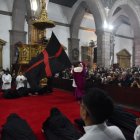 Arrastre de Caudas en Quito, 1 de abril de 2026: sacerdotes recorren la iglesia con caudas negras en solemne procesión de Semana Santa.