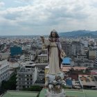 Una imagen de Jesucristo destaca en la cúpula de la Catedral de Guayaquil, ubicada en el centro de la ciudad.