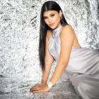 En este look, el gris se convierte en la base perfecta para lograr una combinación elegante, moderna y visualmente equilibrada.