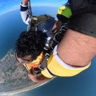 El periodista Schuberth Suing llevó su amor al Barcelona SC al límite al lanzarse en paracaídas tras la clasificación de Barcelona SC.