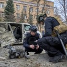 Expertos ucranianos trabajan en el lugar de un ataque con drones rusos en una zona residencial de Járkov, el 3 de abril de 2026, en medio de la invasión rusa.