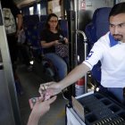 El conductor salvadoreño Irving Ayala trabajando en San Antonio de Escazú (Costa Rica)