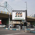 Un cartel muestra al nuevo líder supremo de Irán, Mojtaba Jameneí, junto con su padre y antecesor Alí Jameneí y el fundador de la República Islámica Ruholá Jomeiní en el norte de Teherán.